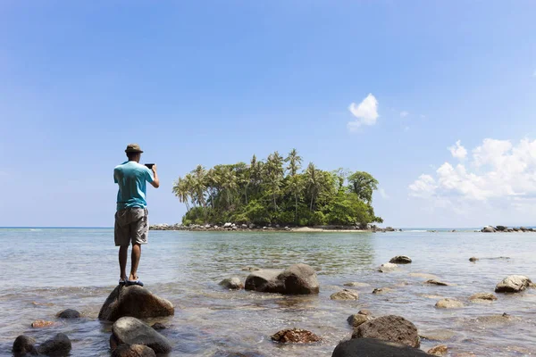 Tourist man standing on the stone in summer season — Stock Photo, Image