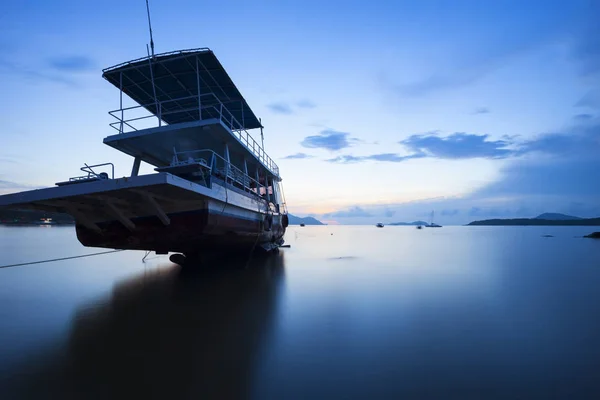 Vista bonita da paisagem marinha do nascer do sol com barco na ilha de phuket . — Fotografia de Stock