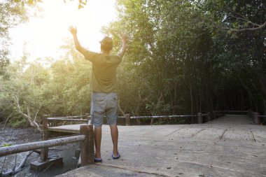 Yalnız adam kaldırdı iki elini yukarı dua nimet Tanrı'ya içinde ön plana
