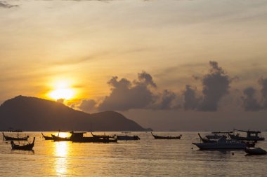 Güzel gündoğumu deniz manzarası görüntülemek phuket Adası tekne ile. 