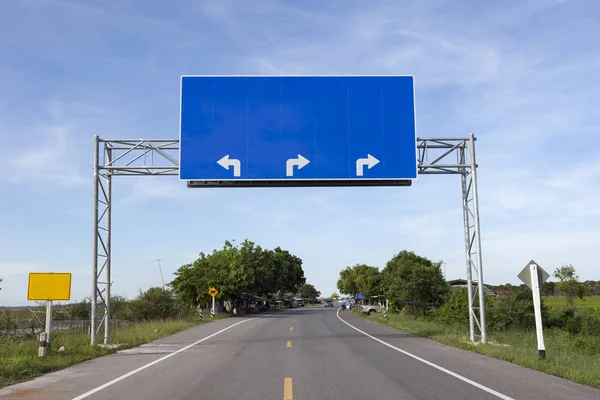 Boş yol işaret Otoban yolu üzerinde.