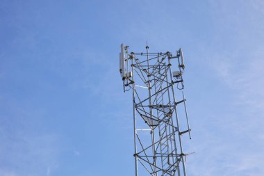 Anten telefon kule mavi gökyüzü arka plan üzerinde.