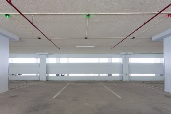 Интерьер гаража, промышленное здание, пустой автомобиль пар — стоковое фото