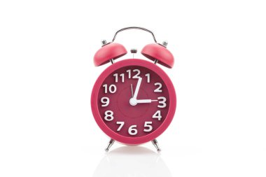 Beyaz arkaplanda kırmızı alarm saati izole edildi.
