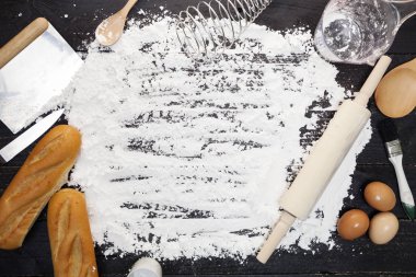 Arka plan ile ekmek, un, oklava, yumurta pişirme