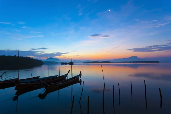 Hermosa vista del paisaje del amanecer de Samchong-tai en Phang-Nga — Foto de Stock