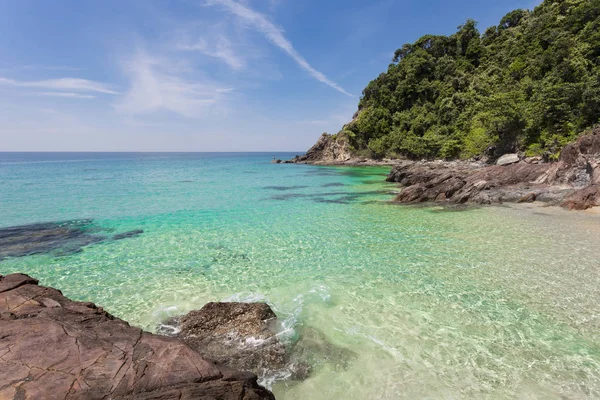 Playa con rocas y mar turquesa, hermoso mar tropical — Foto de Stock