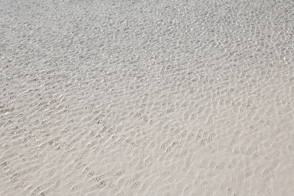 Superfície da água do mar com fundo de areia . — Fotografia de Stock