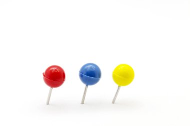 Beyaz arka plan üzerinde izole renkli renkli itme pins kümesi.