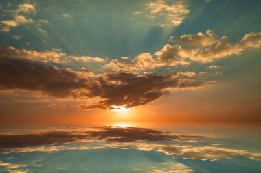 Renkli gündoğumu gökyüzü ve refleks ve ışık ile bulut.