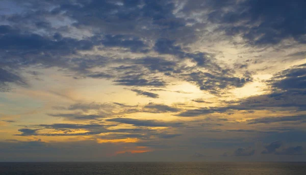 Andamanzee met dramatische hemel en cloud. — Stockfoto