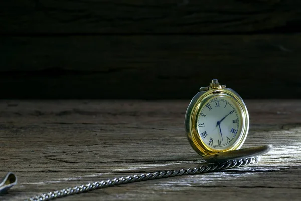 Reloj de bolsillo vintage sobre fondo de madera viejo . — Foto de Stock