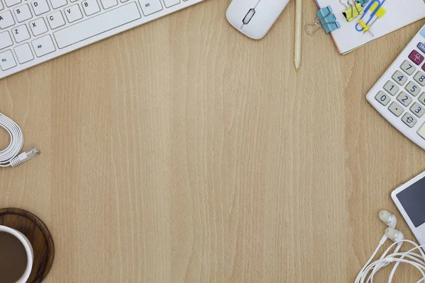 Teclado con ratón y taza de café, portátil, lápiz — Foto de Stock