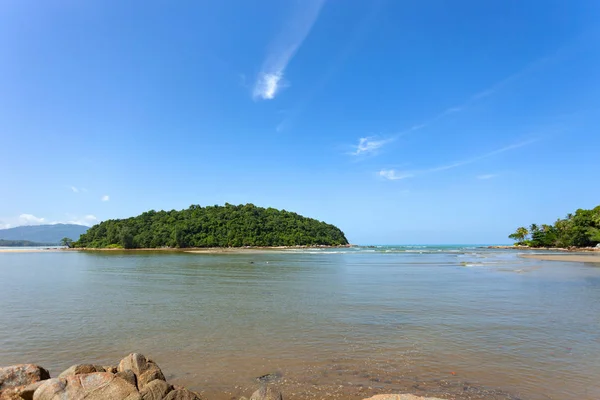 Paisaje marino con pequeña isla en andaman mar tropical en phuket — Foto de Stock