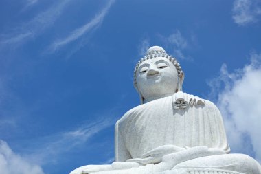 Mavi gökyüzü arka plan üzerinde Big Buddha.