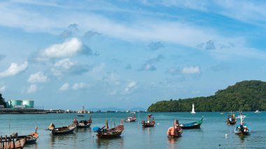 Long tail tekne, phuket Tayland andaman Denizi'nde.