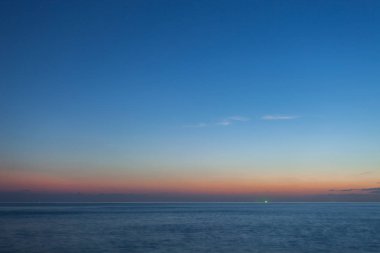 andaman Denizi gündoğumu veya günbatımı üzerinde dramatik gökyüzü.