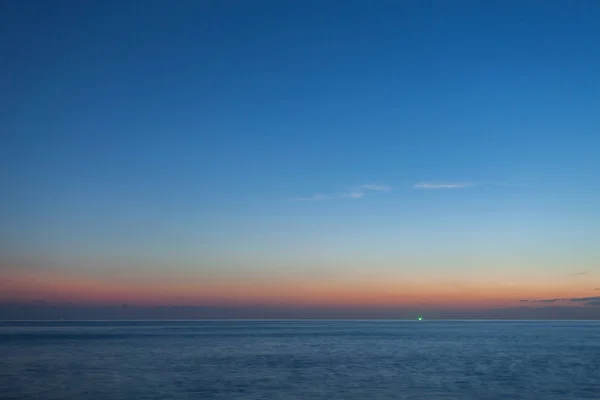 Céu dramático sobre o mar andaman no por do sol ou no nascer do sol . — Fotografia de Stock