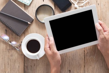 iş adamı el holding ve kullanım tablet ahşap ofis masasında 