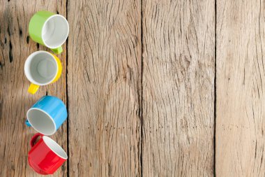 eski ahşap arka plan üzerinde renkli kahve fincanı.