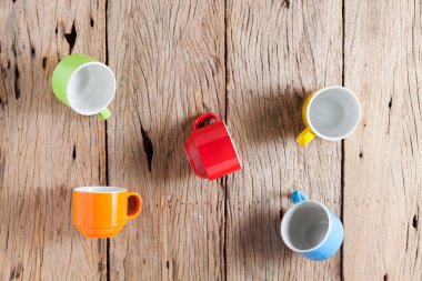 eski ahşap arka plan üzerinde renkli kahve bardağı.