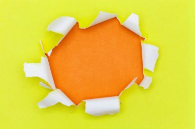 Yırtık delik ve metin için yer ile sarı kağıt sökük 