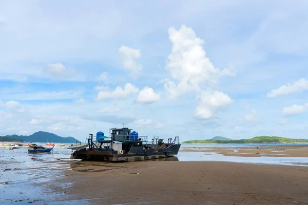 Barcos en la playa en la playa rawai phuket thailand . — Foto de Stock