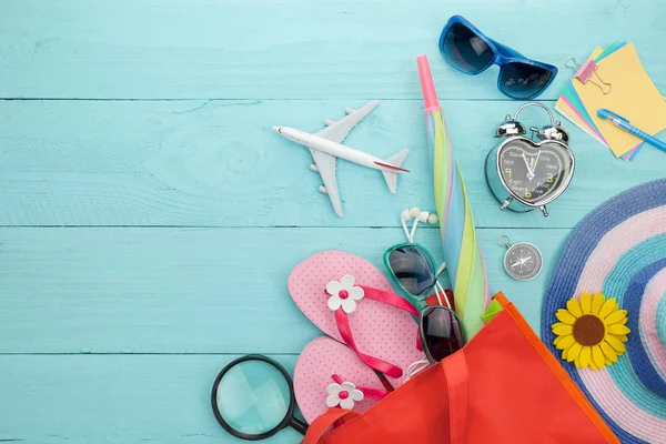 Acessório de praia, chapéu, óculos de sol, sapatos, guarda-chuva, modelo de avião — Fotografia de Stock