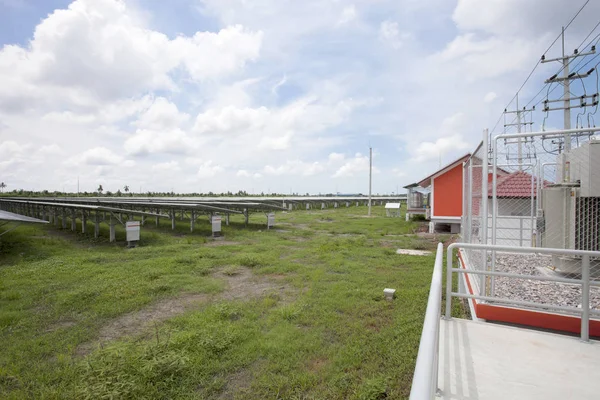 Güneş çiftliklerindeki güneş panelleri mavi gökyüzü arkaplanı.