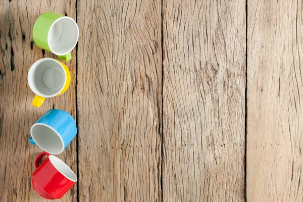 eski ahşap arka plan üzerinde renkli kahve fincanı.