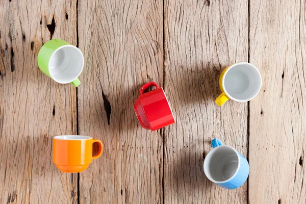 eski ahşap arka plan üzerinde renkli kahve bardağı.