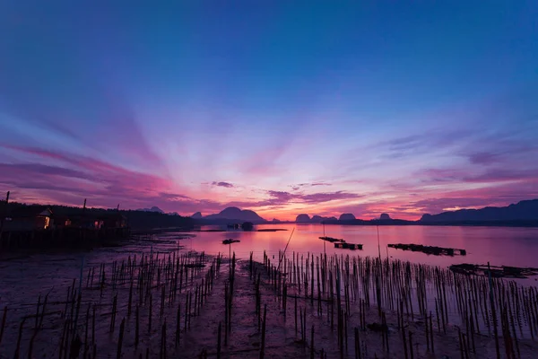 Hermosa vista del paisaje del amanecer de Samchong-tai en Phang-Nga — Foto de Stock