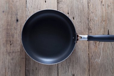 Üstten Görünüm büyük kızartma tavası eski ahşap tablo.