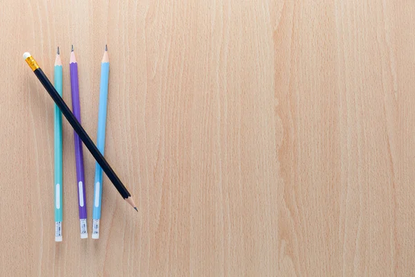 Barevné tužky na dřevěném pozadí. — Stock fotografie