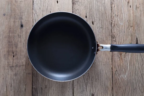 Üstten Görünüm büyük kızartma tavası eski ahşap tablo.