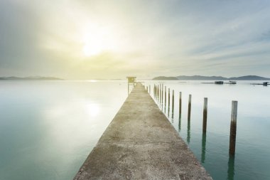 güneşli bir gün içinde tropikal denize eski çimento köprü.