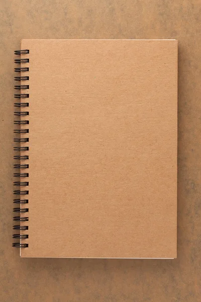 Lege Notebook op bruine papieren achtergrond. — Stockfoto