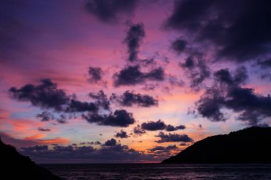 Günbatımı ile dramatik gökyüzü, bulutlar dağ ve andaman Denizi üzerinde 