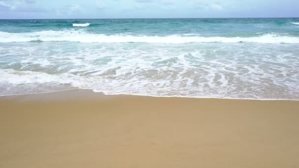 Тропический андаманский морской пейзаж недалеко от пляжа Ката Пхукет Таиланд с волной, разбивающейся на песчаном берегу — стоковое видео