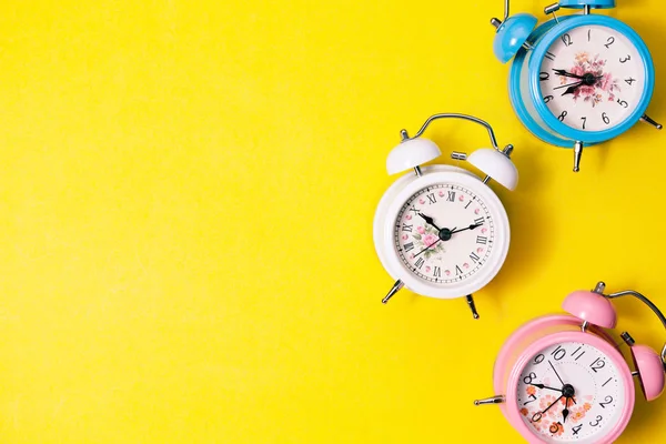 Flat lay retro belo relógio de alarme novo em papel colorido doce — Fotografia de Stock