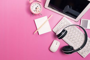 Pembe ofis resepsiyon masası ile bilgisayar, kablosuz kulaklık