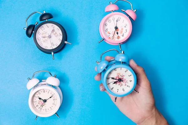 Mavi kağıt arka planda güzel bir çalar saat..