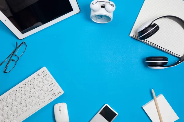 Mavi ofis resepsiyon masası ile bilgisayar, kablosuz kulaklık