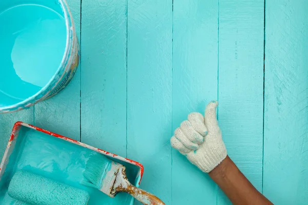 Mannenhand duimen opdagen met het schilderen van de blauwe kleur op houten — Stockfoto