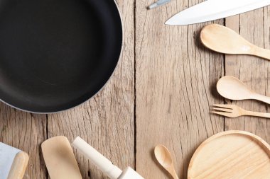 Mutfak eşyaları, tahta kaşık eski ahşap masa arka plan üzerinde 