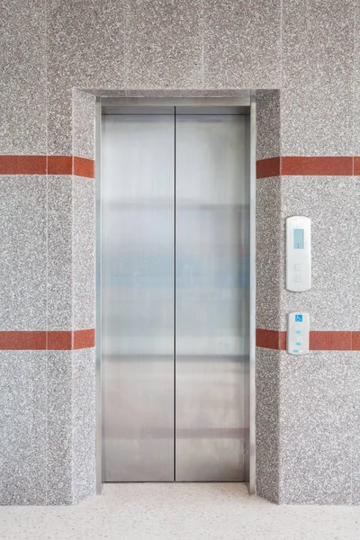 Nowoczesne windy ze stali z zamkniętymi drzwiami w budynku firmy — Zdjęcie stockowe