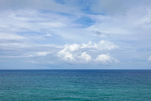 Tropische Andamanzee met blauwe lucht en de wolken in het zomerseizoen. — Stockfoto