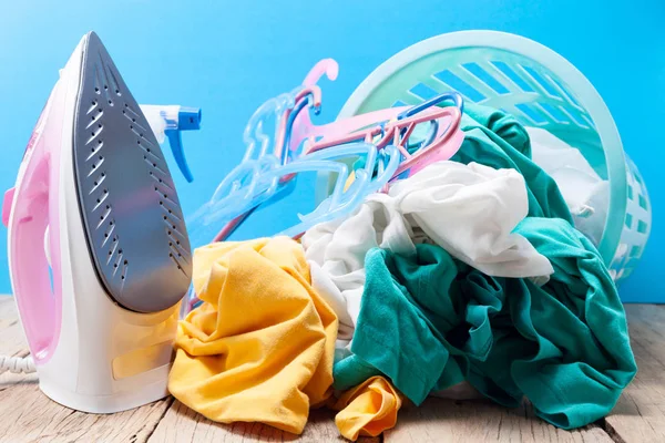 Renkli giysi ve ütüler, Sprey şişeleri, elbise askısı yığını 