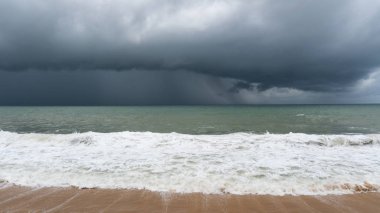 Fırtına bulutları üzerinde deniz phuket Tayland.