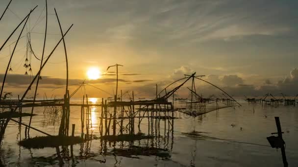 Zeitraffer 4k schöner Sonnenaufgang mit Fischfangfalle in pak pra village, phatthalung thailand — Stockvideo